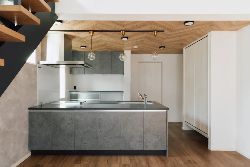 ヘリンボーンと木目が映えるキッチン