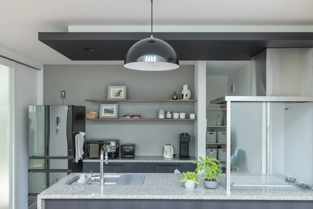 おしゃれなグレーのキッチンを叶える配色のコツ