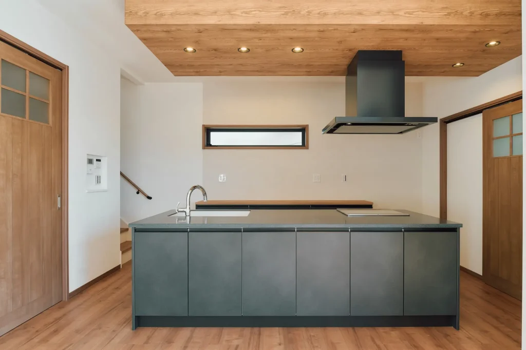 無垢材と下がり天井のアイランドキッチン