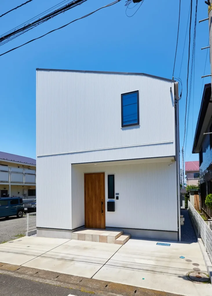 片流れ屋根の白い住宅｜横浜｜矢島建設工業
