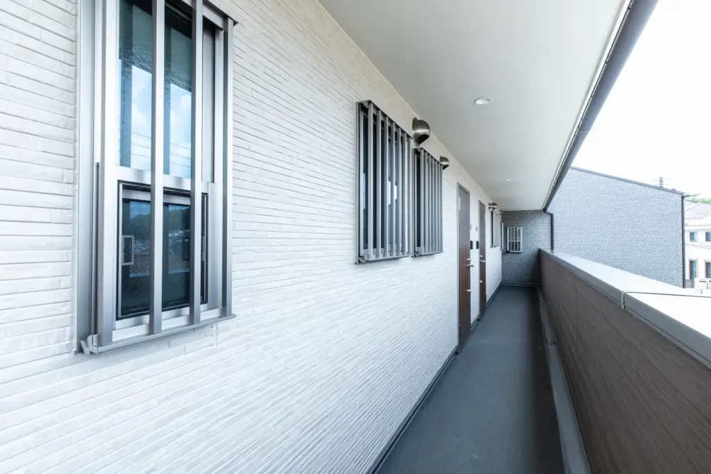 木造アパートの音が響く原因と解決策｜建築コストを抑えつつ遮音性を高める設計のポイント