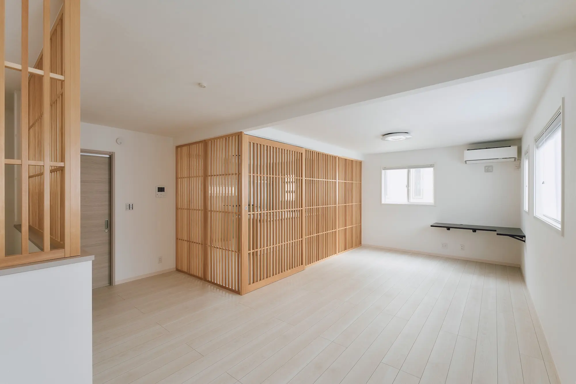 縦格子が織りなす、陰影と開放感のある住まい