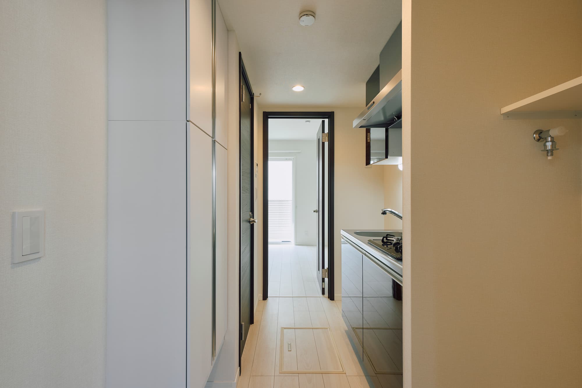 横浜の工務店による開放感あるれる空間設計のアパートづくり：玄関から室内を望む