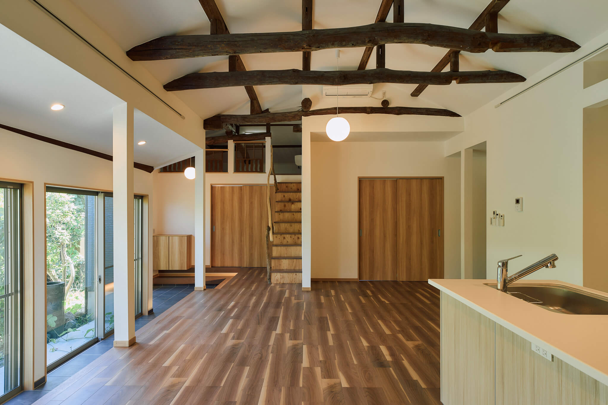 もとの素材を活かした古民家改修