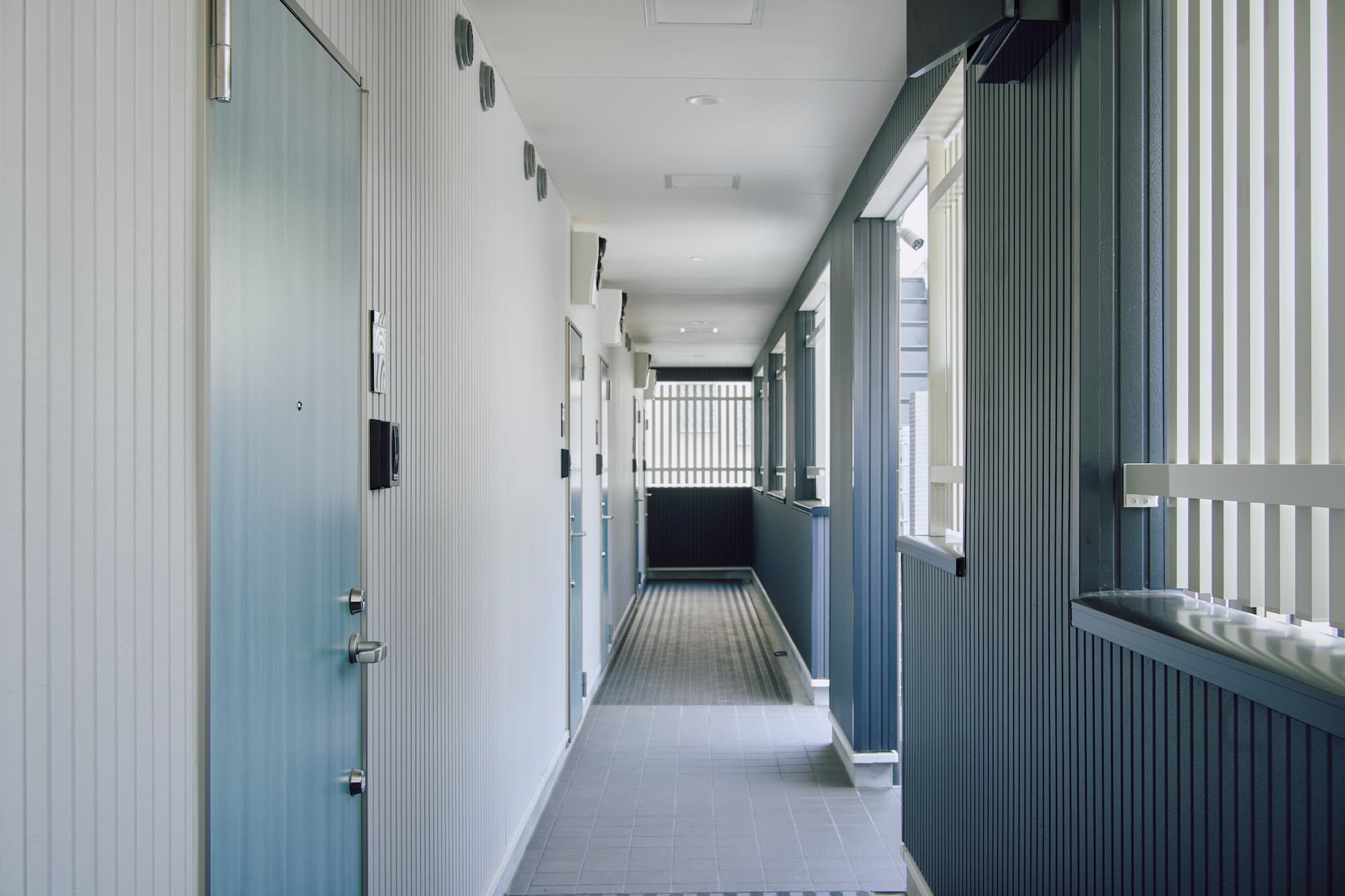 横浜の工務店による開放感あるれる空間設計のアパートづくり：廊下