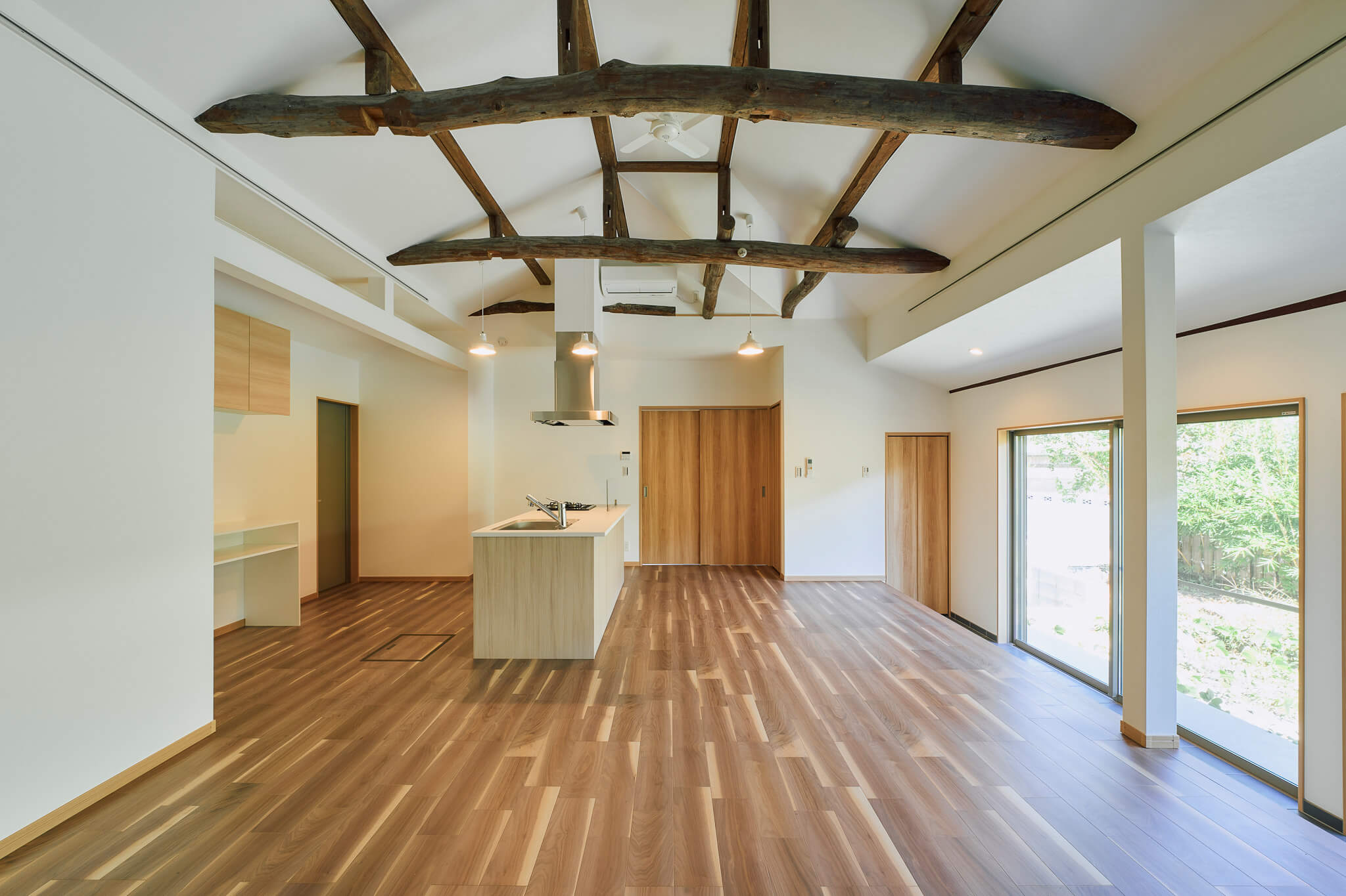 横浜の工務店によるもとの素材を活かした古民家改修：歴史を感じる梁が映えるキッチンとリビング