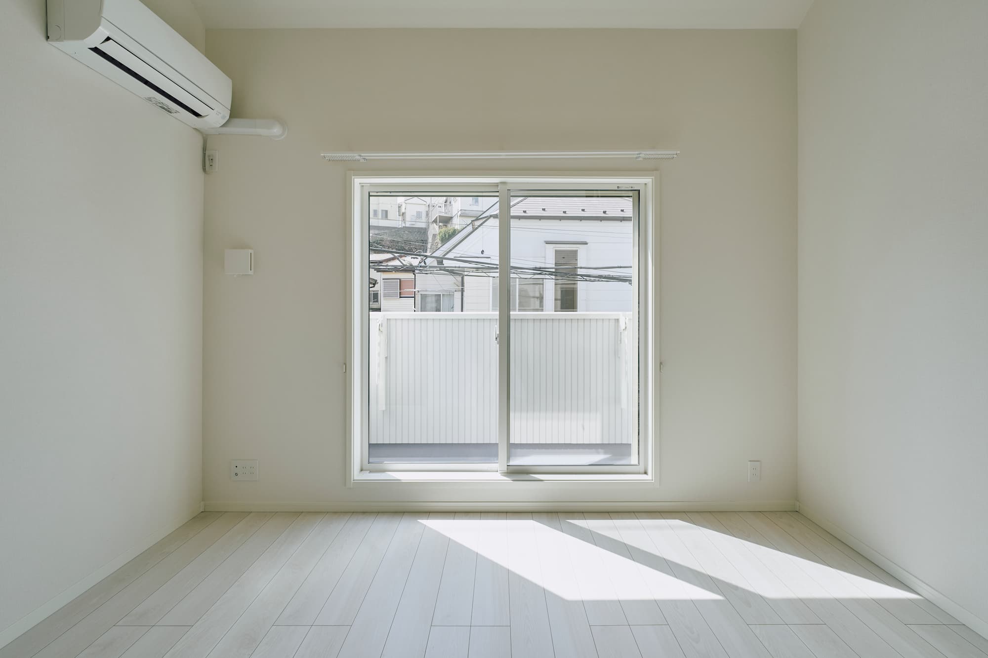 横浜の工務店による開放感あるれる空間設計のアパートづくり：光が差し込む明るい室内