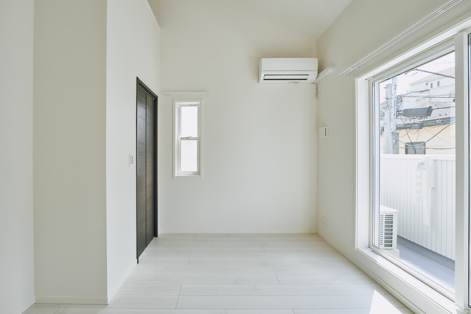 横浜の工務店による開放感あるれる空間設計のアパートづくり：光が差し込む明るい室内