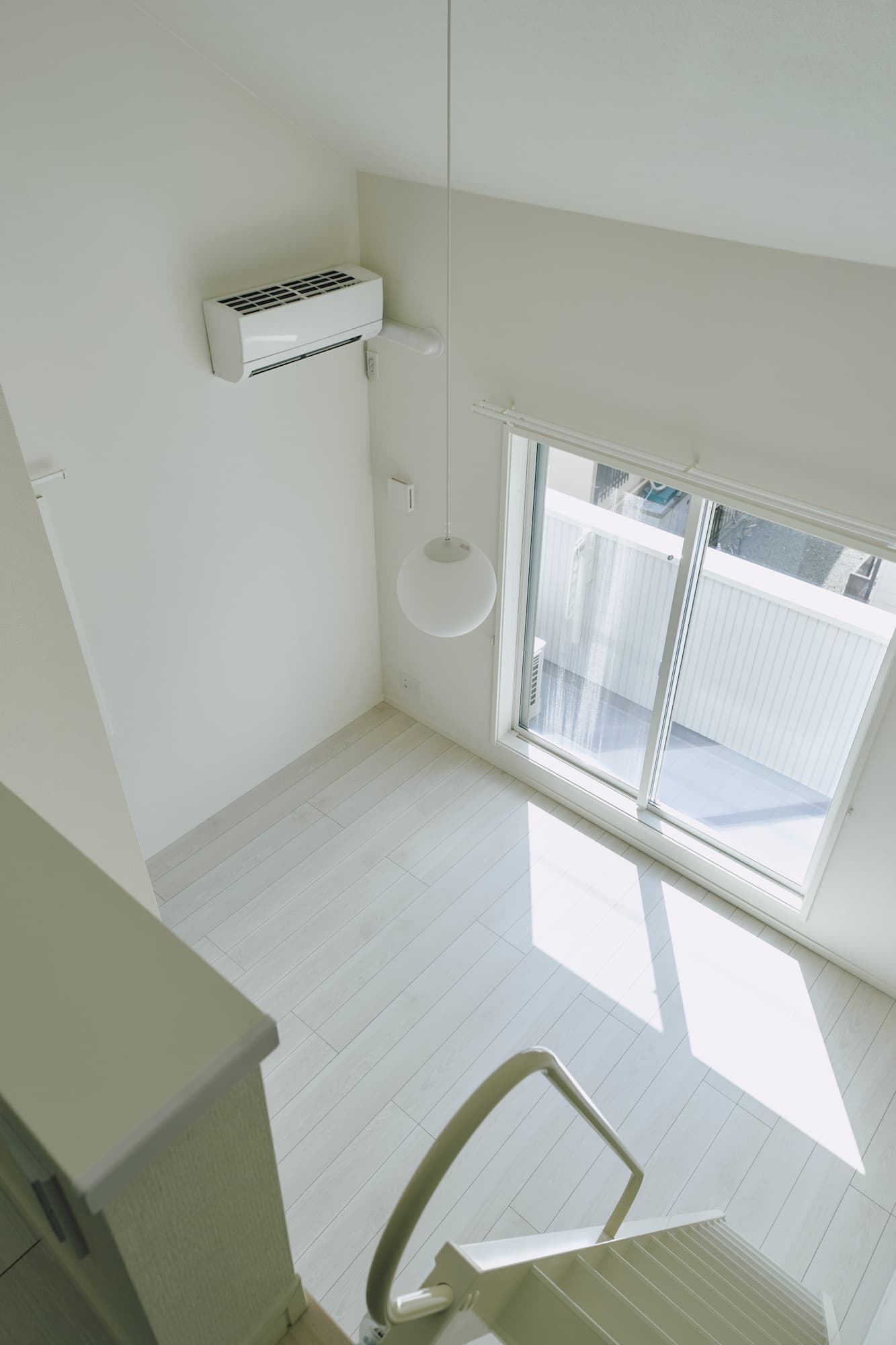 横浜の工務店による開放感あるれる空間設計のアパートづくり：ロフトスペースから室内を見下ろす