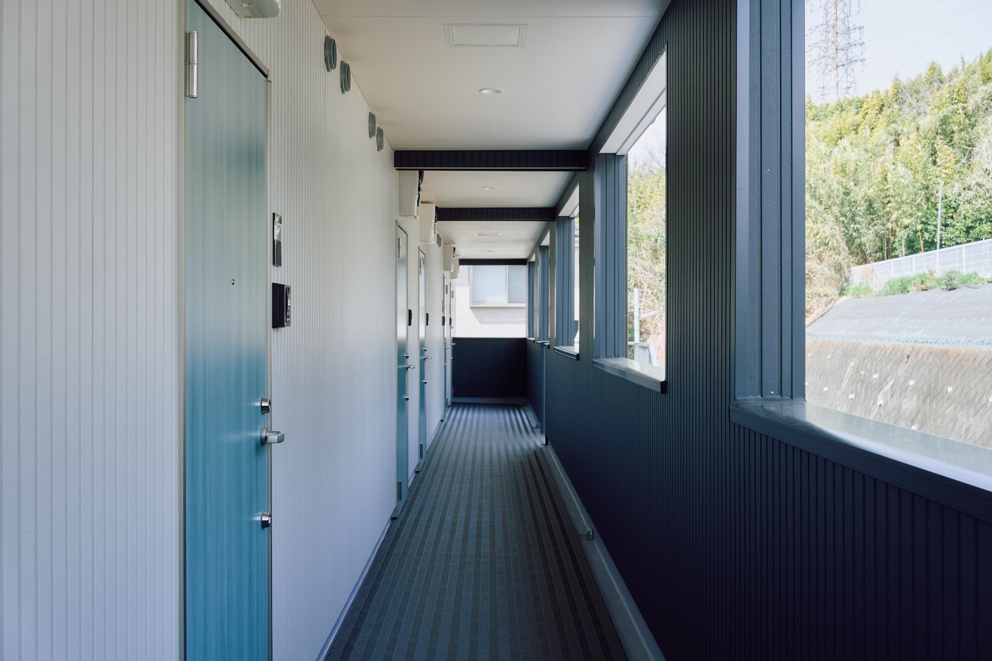 横浜の工務店による開放感あるれる空間設計のアパートづくり：廊下