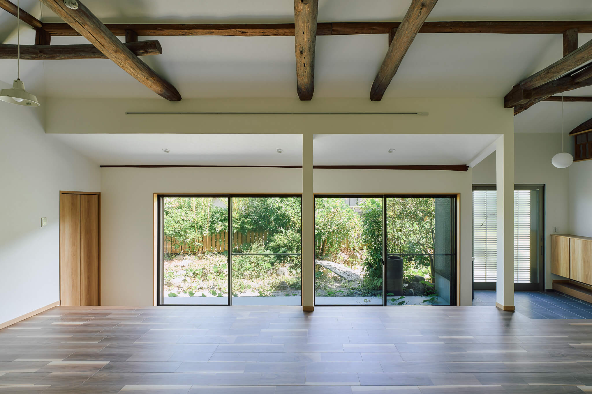 横浜の工務店によるもとの素材を活かした古民家改修：広々とした明るいリビングスペース