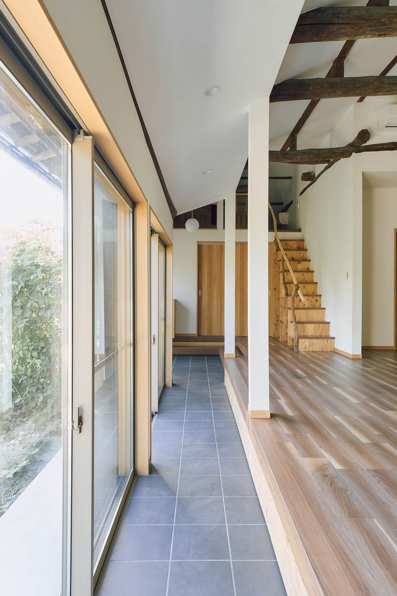 横浜の工務店によるもとの素材を活かした古民家改修：土間とつながるリビング