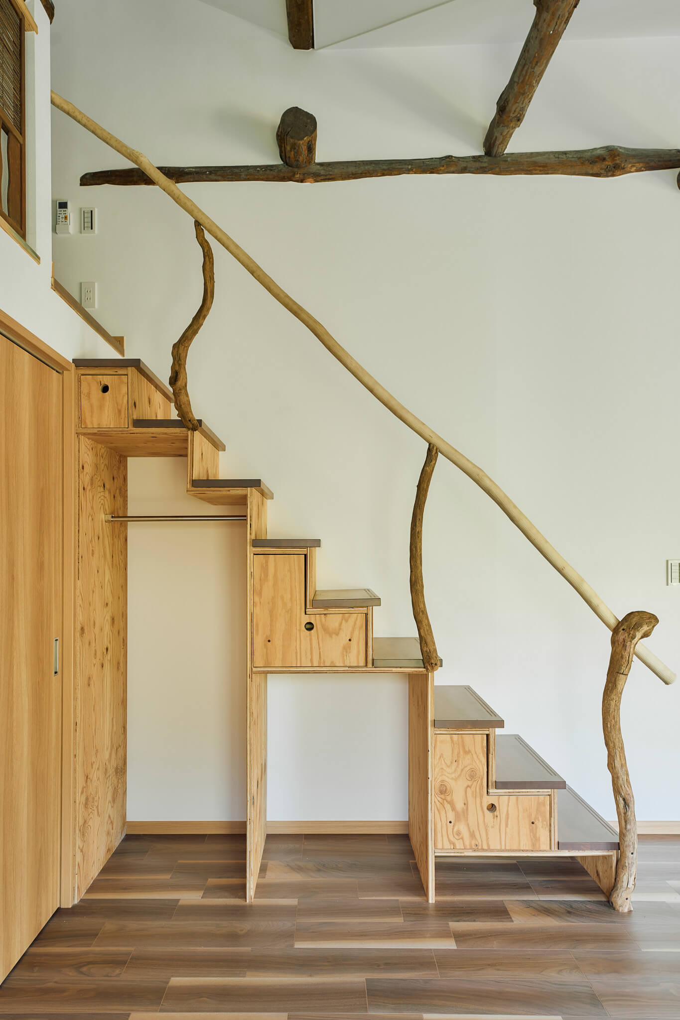 横浜の工務店によるもとの素材を活かした古民家改修：元の素材を生かした手すりのあるロフトへの階段