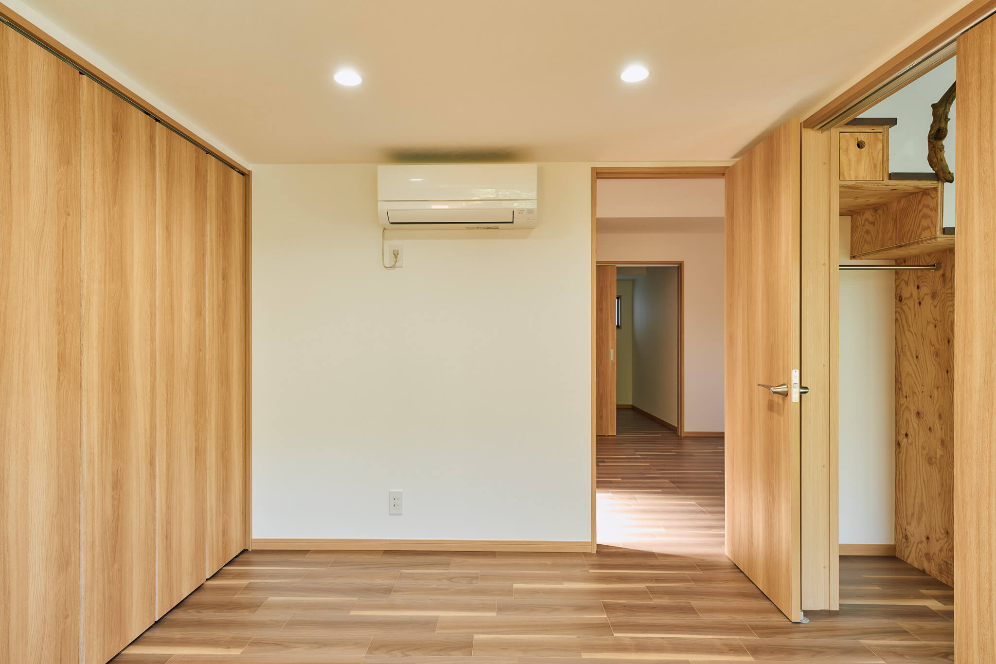 横浜の工務店によるもとの素材を活かした古民家改修：歴史とモダンが調和した室内