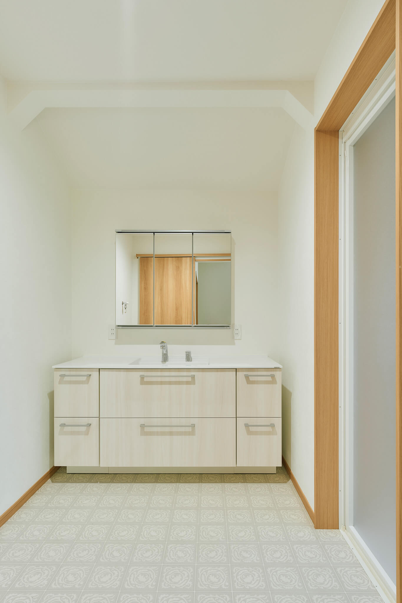 横浜の工務店によるもとの素材を活かした古民家改修：シンプルでスタイリッシュな洗面スペース