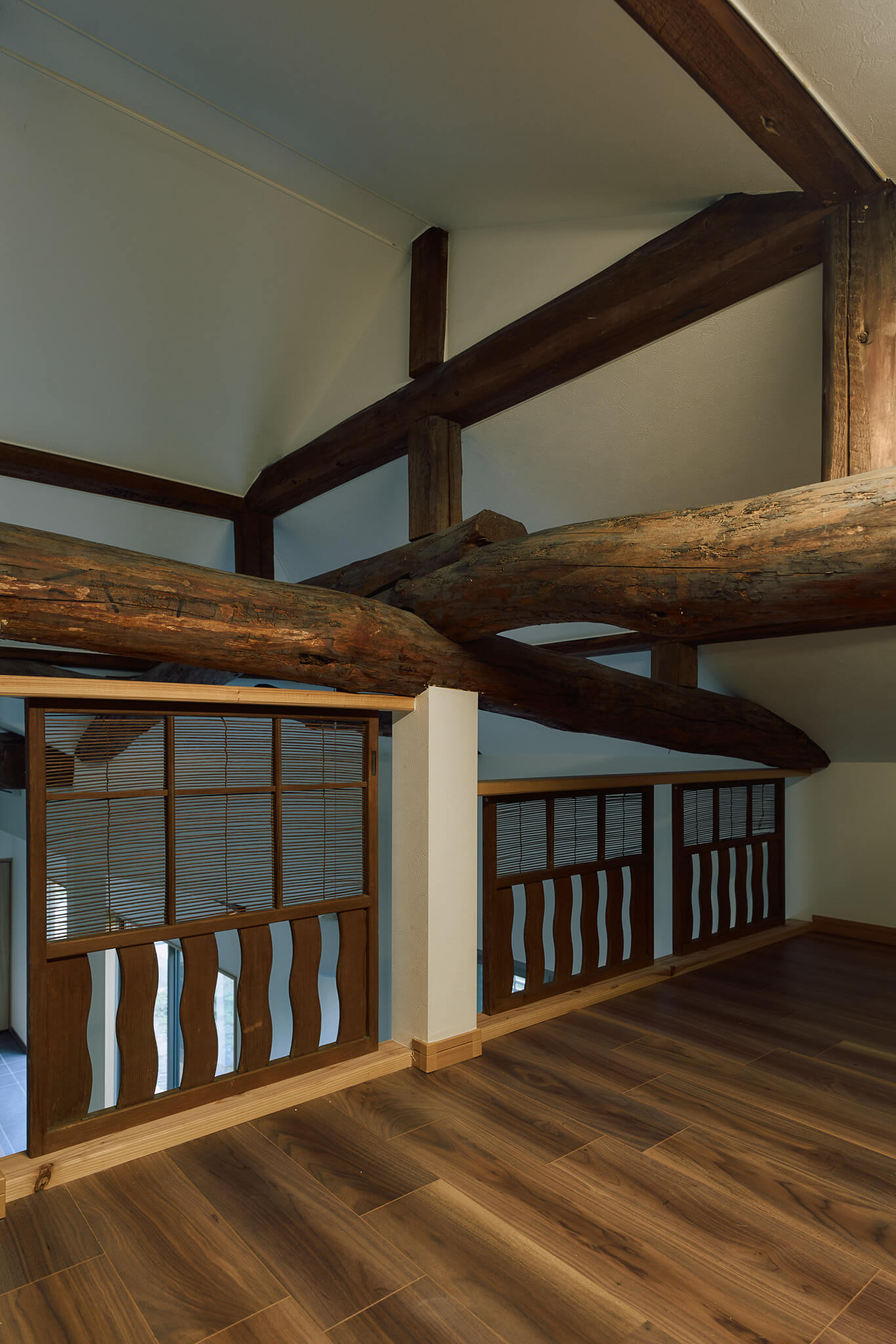 横浜の工務店によるもとの素材を活かした古民家改修：梁の映えるロフトスペース
