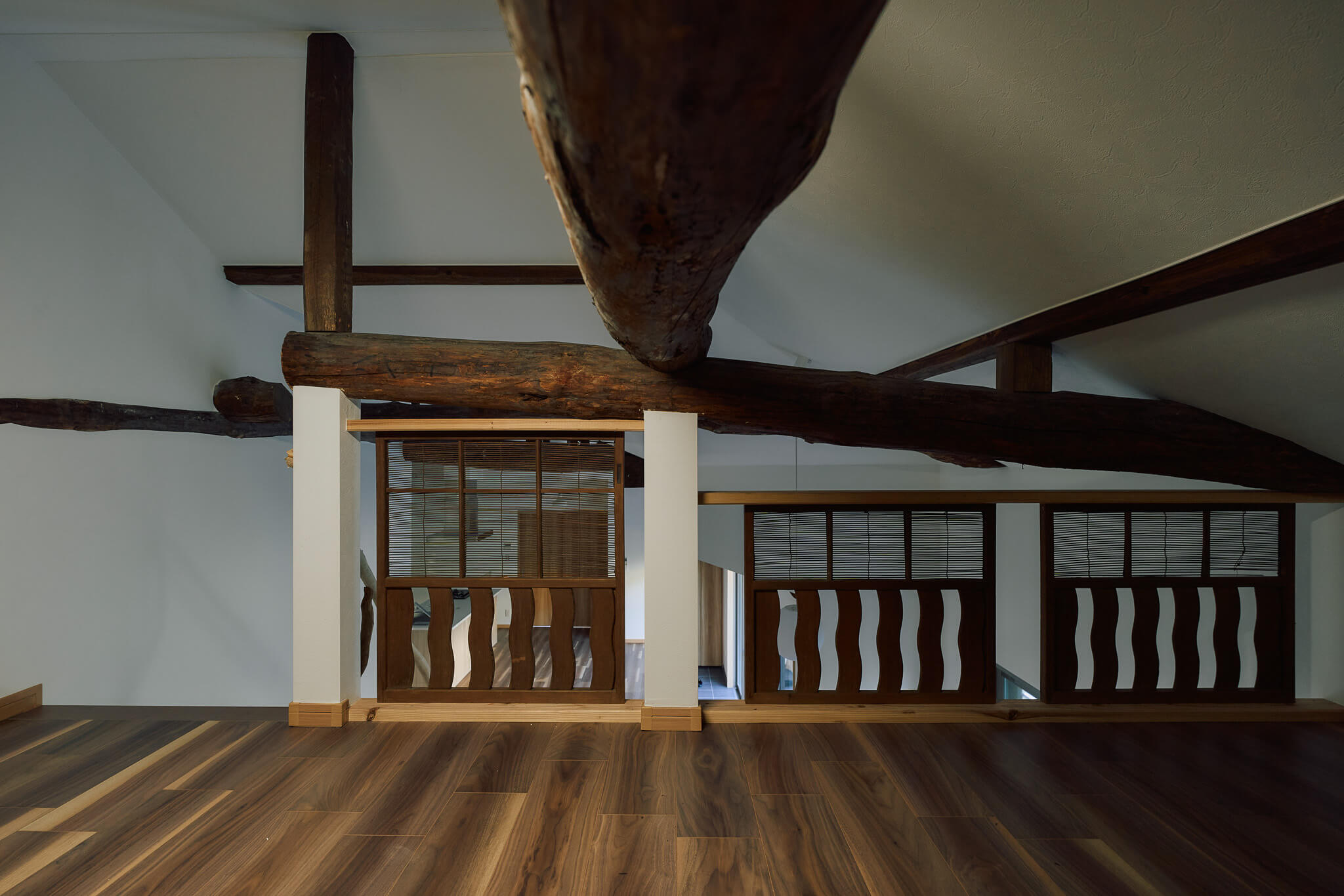 横浜の工務店によるもとの素材を活かした古民家改修：梁の映えるロフトスペース