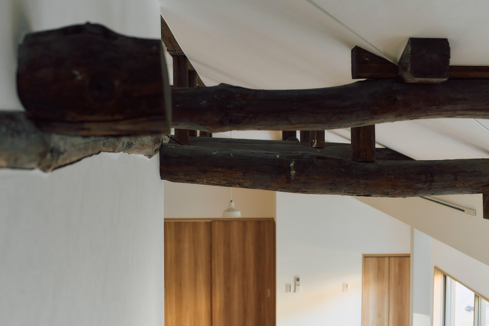 横浜の工務店によるもとの素材を活かした古民家改修：力強い既存の梁