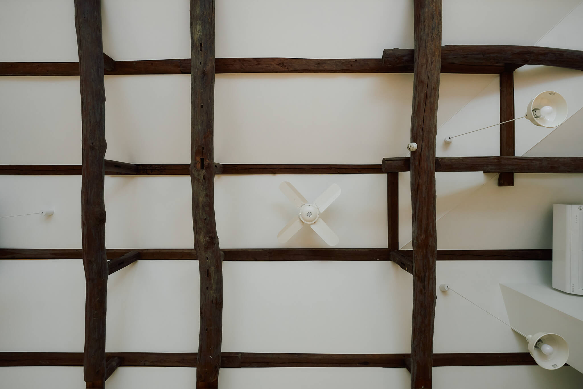 横浜の工務店によるもとの素材を活かした古民家改修：力強い既存の梁