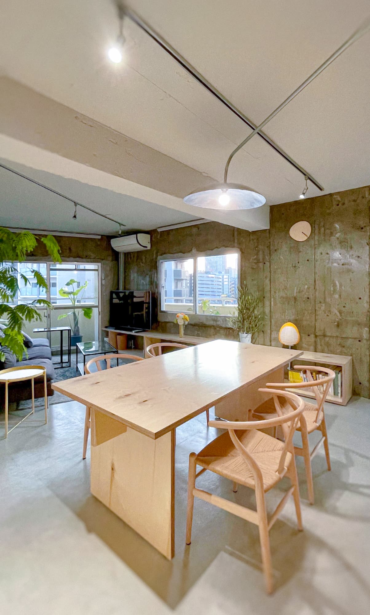 横浜の工務店による都会的な洗練さと自然のぬくもりが共存するリノベーション事例：モダンなダイニングスペース