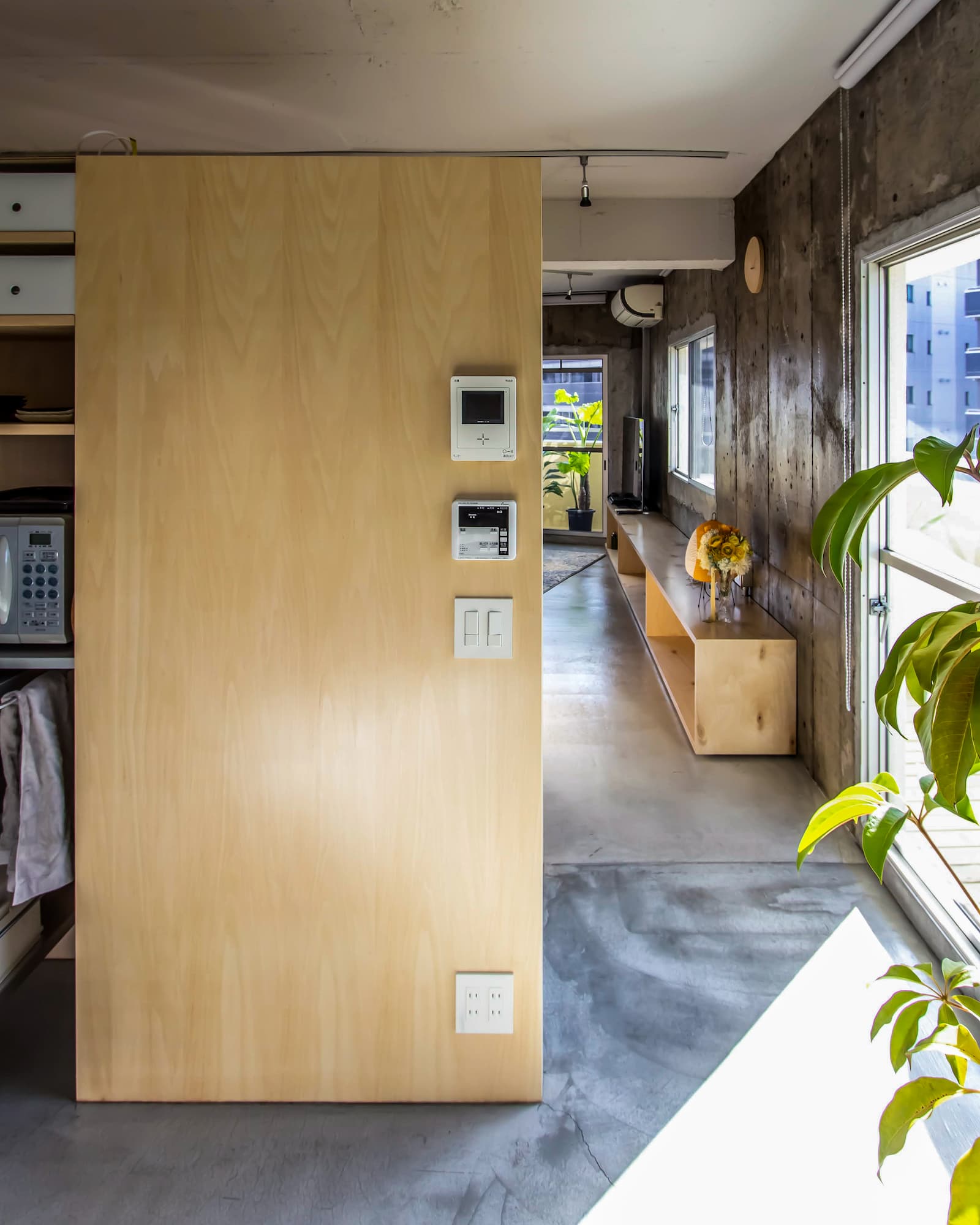 横浜の工務店による都会的な洗練さと自然のぬくもりが共存するリノベーション事例：リビングにつながるスタイリッシュな空間