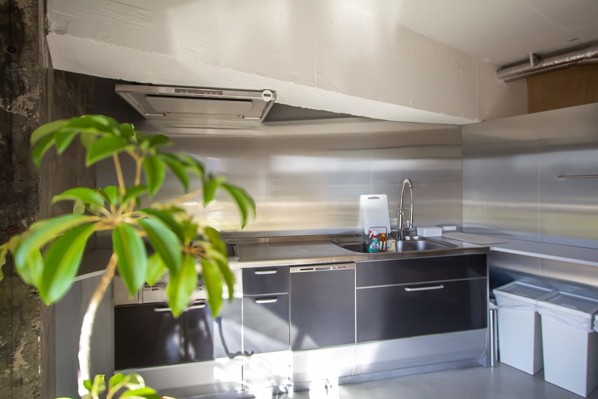 横浜の工務店による都会的な洗練さと自然のぬくもりが共存するリノベーション事例：キッチン