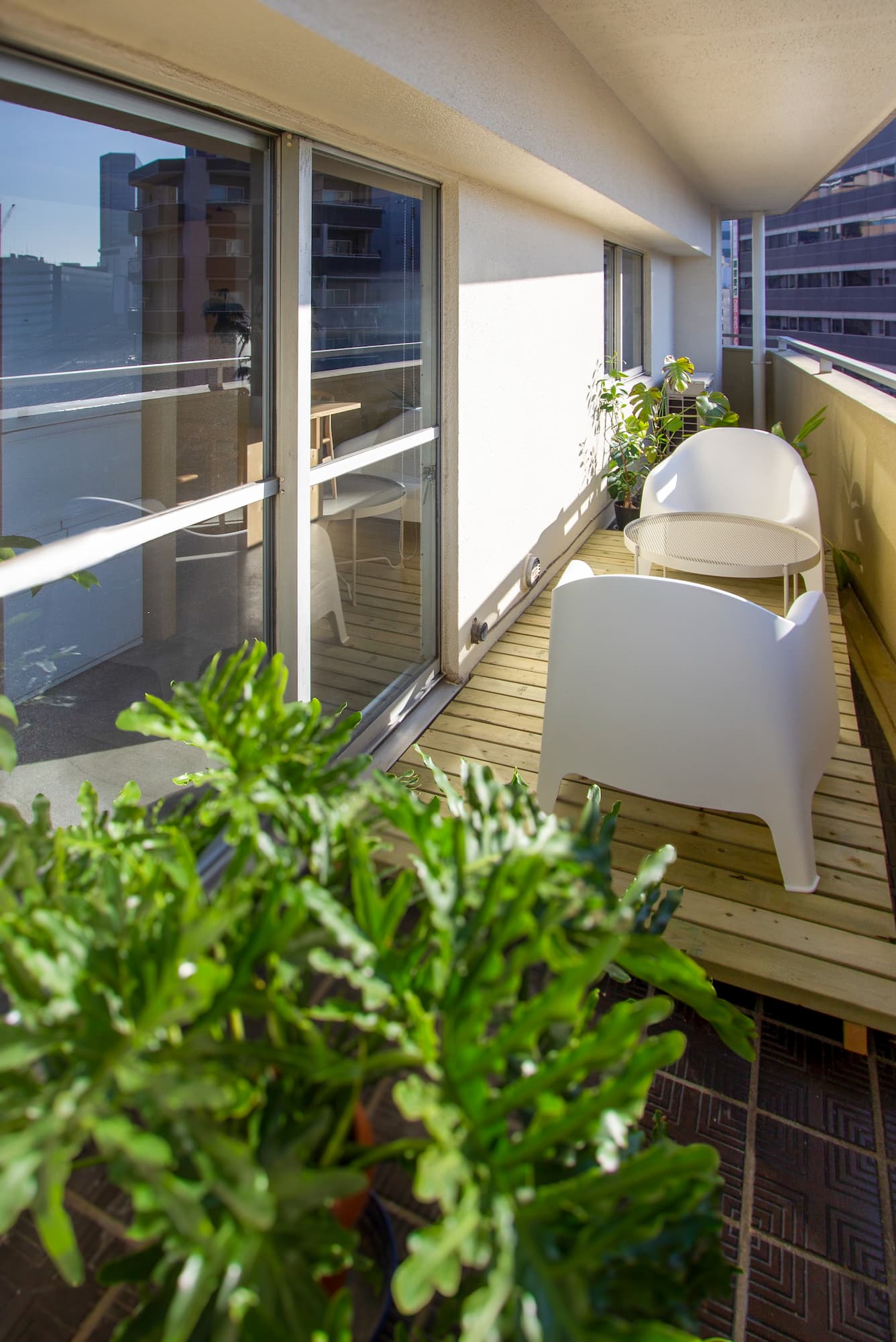 横浜の工務店による都会的な洗練さと自然のぬくもりが共存するリノベーション事例：ウッドデッキが映えるバルコニー