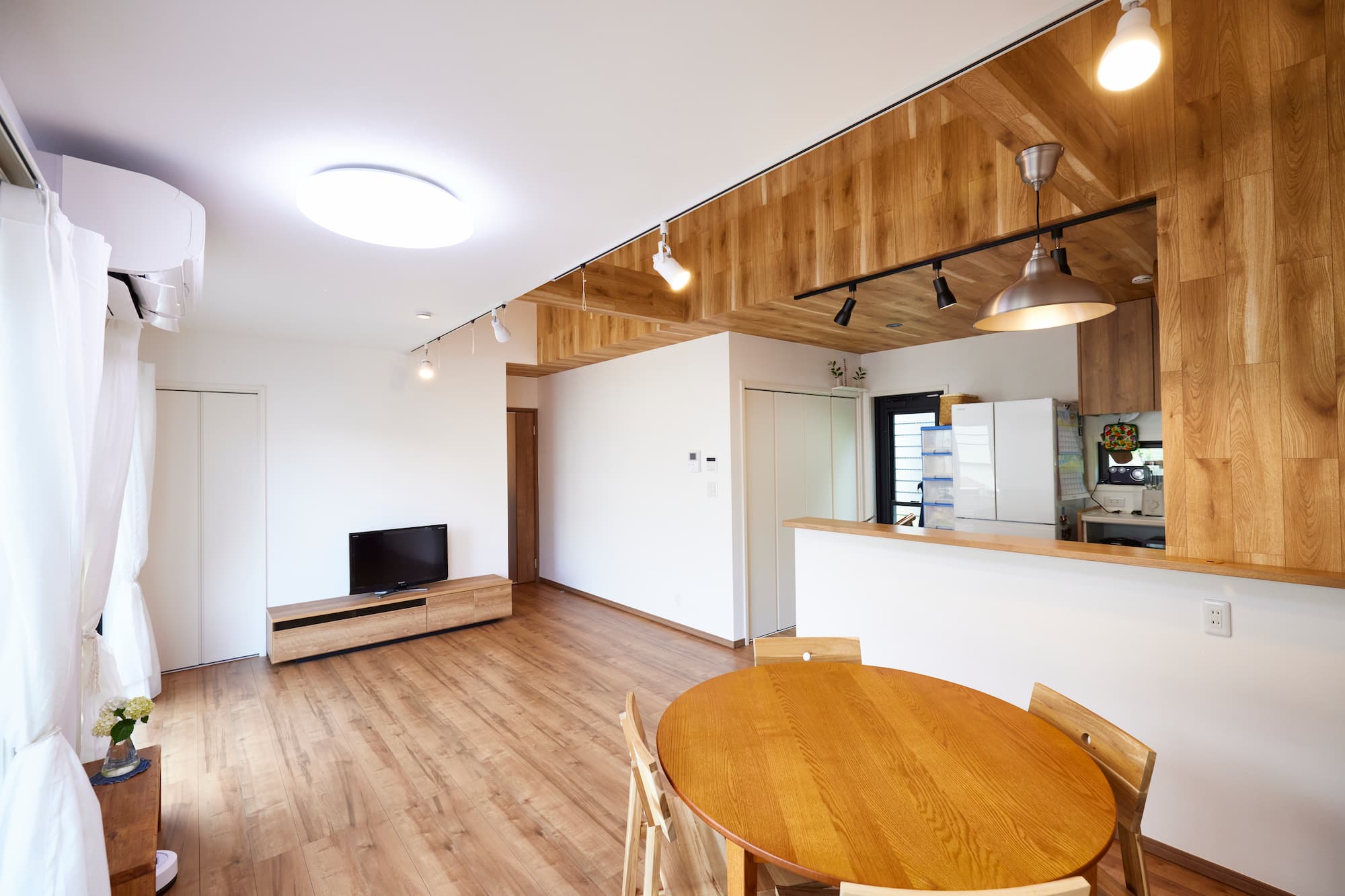 横浜の工務店による優しさが響き合う住宅：光さしこむLDK