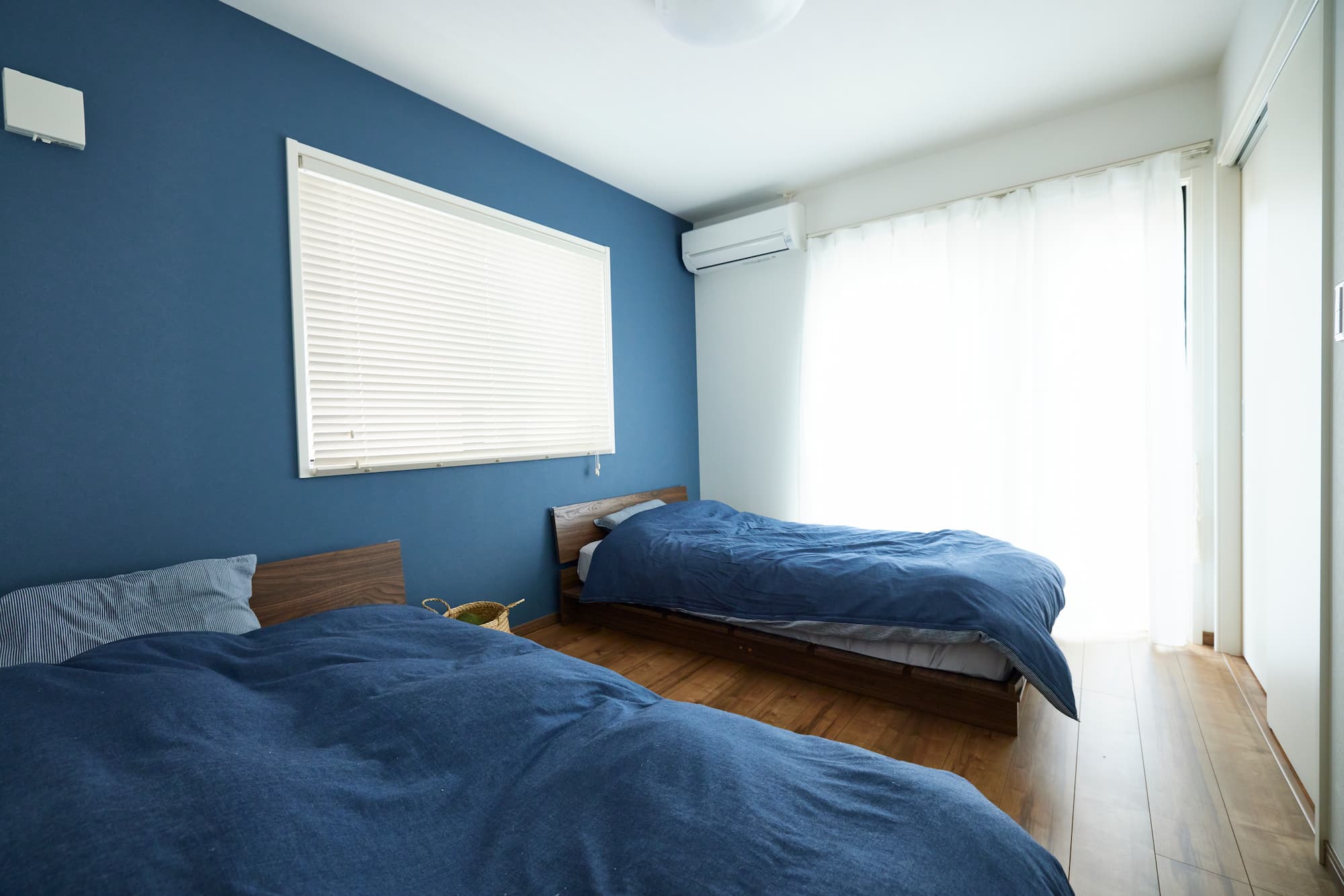 横浜の工務店による優しさが響き合う住宅：青が映えるベッドルーム