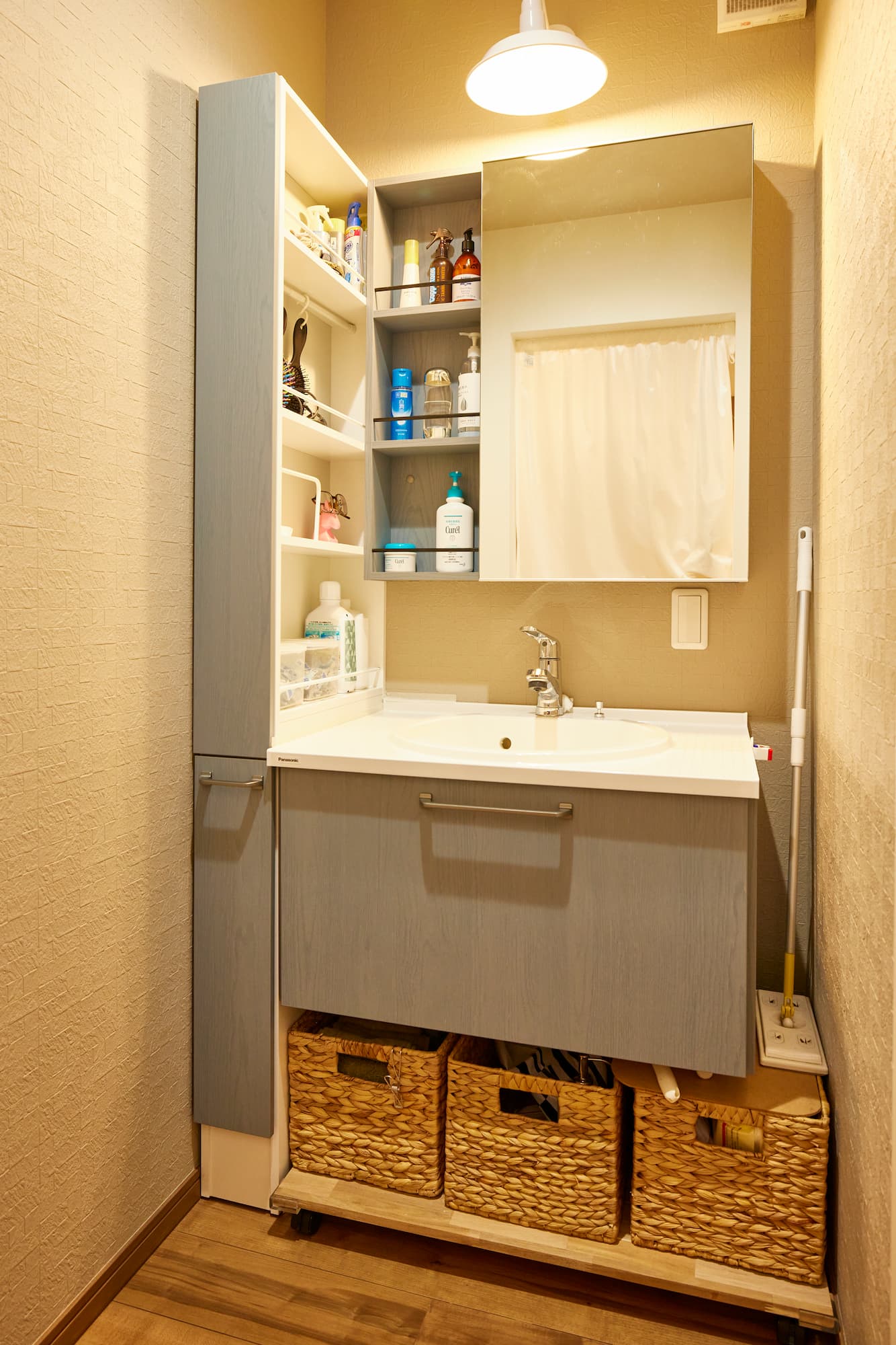 横浜の工務店による優しさが響き合う住宅：機能的な洗面スペース