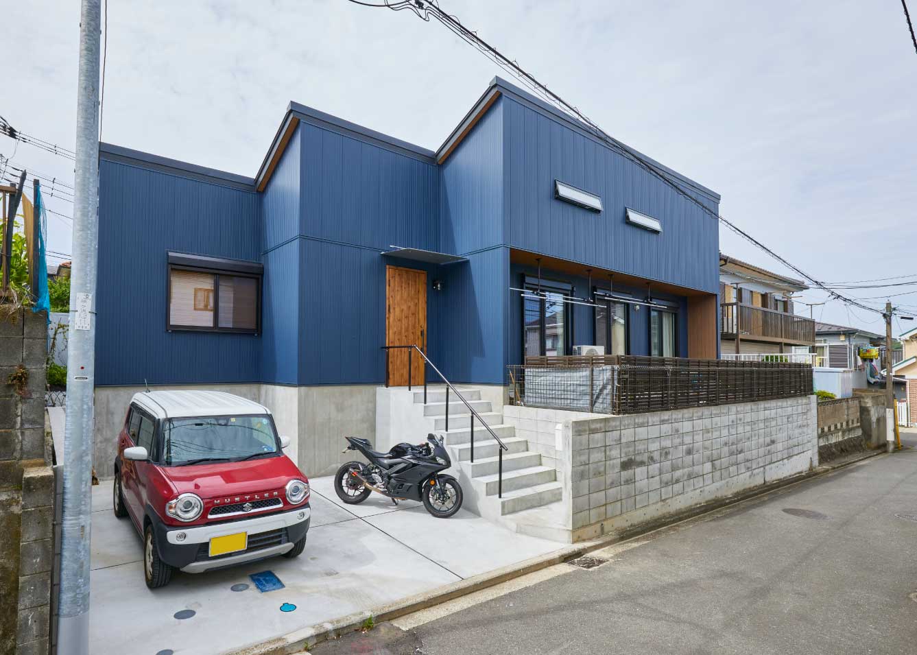 横浜の工務店による優しさが響き合う住宅：青い外壁が生える外観