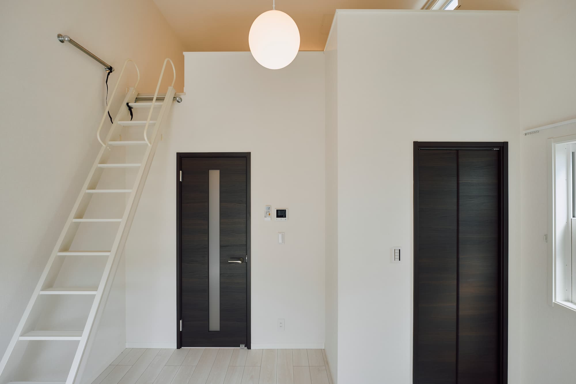 光と動線にこだわった、開放感あふれる空間設計