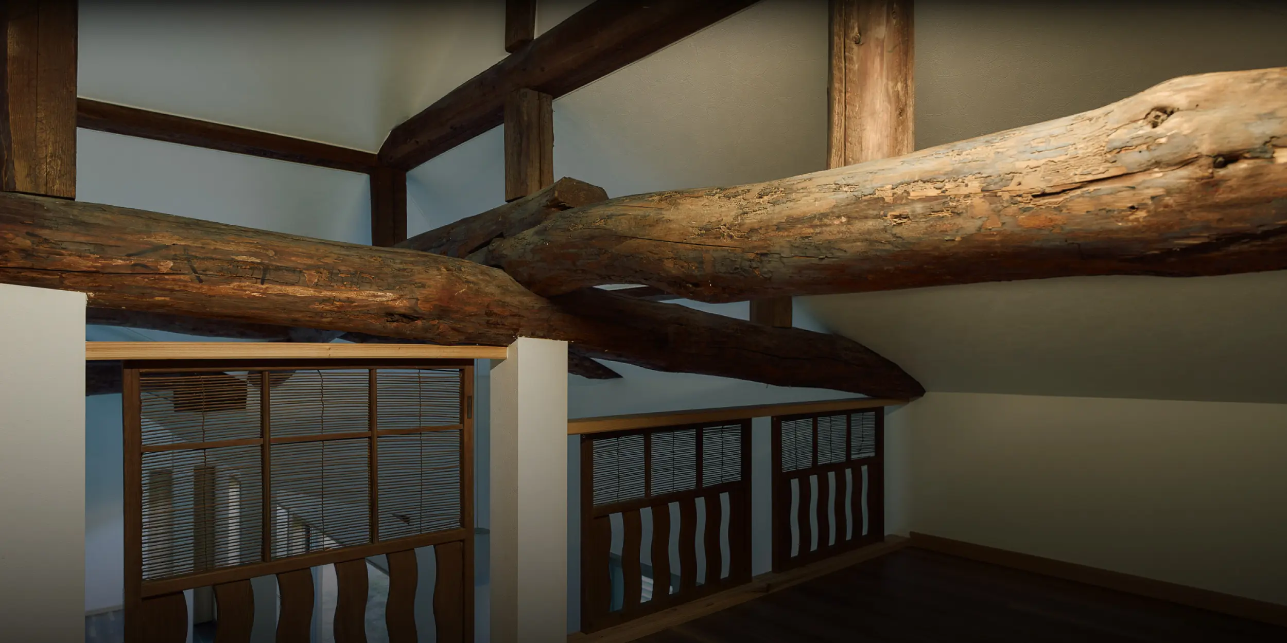 横浜の工務店が手掛けた住宅：太い古材の梁が交差する迫力ある吹き抜け空間