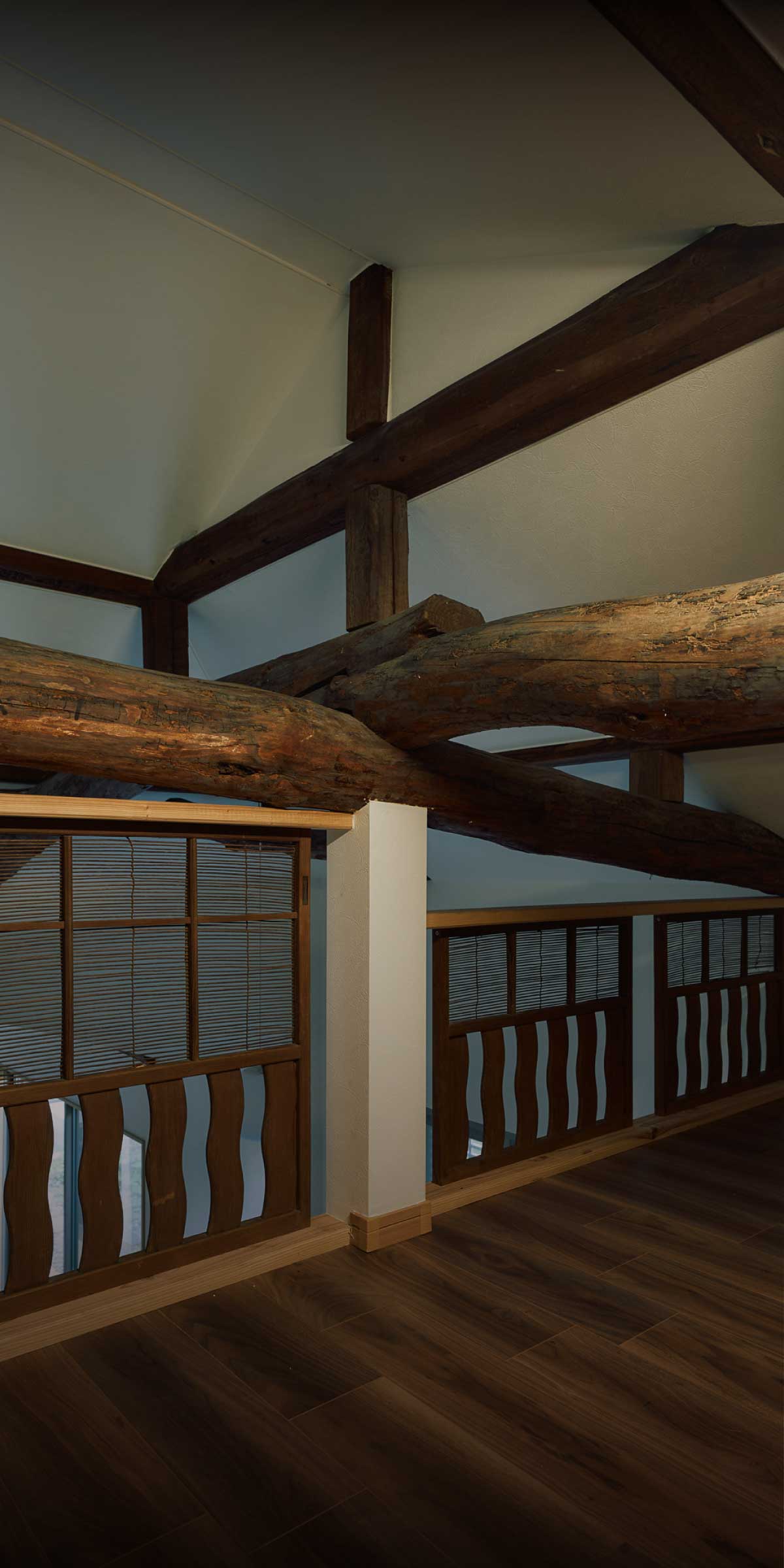 横浜の工務店が手掛けた住宅：太い古材の梁が交差する迫力ある吹き抜け空間