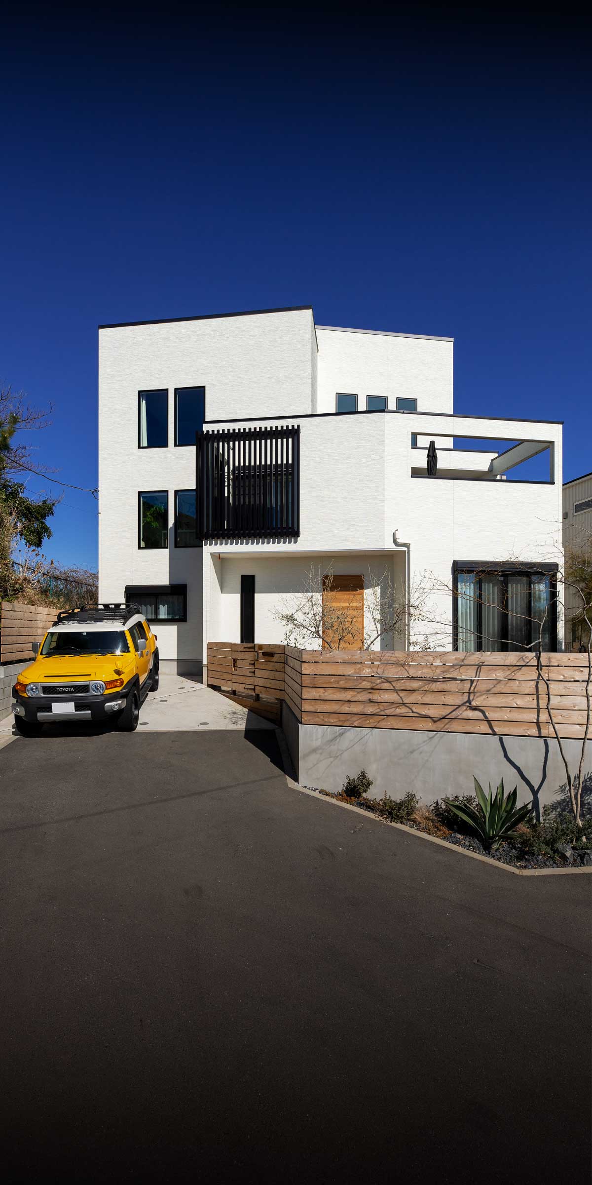 横浜の工務店による施工事例：白を基調としたモダンなデザインの注文住宅外観