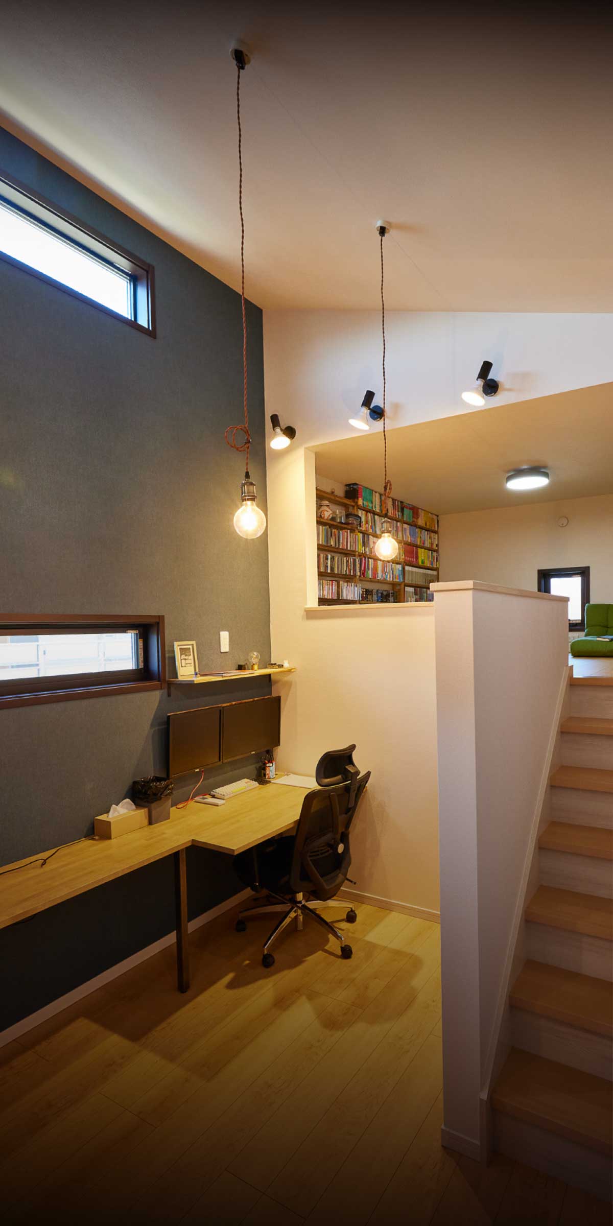 横浜の工務店による注文住宅：集中できる造作デスクのある書斎と本棚スペース