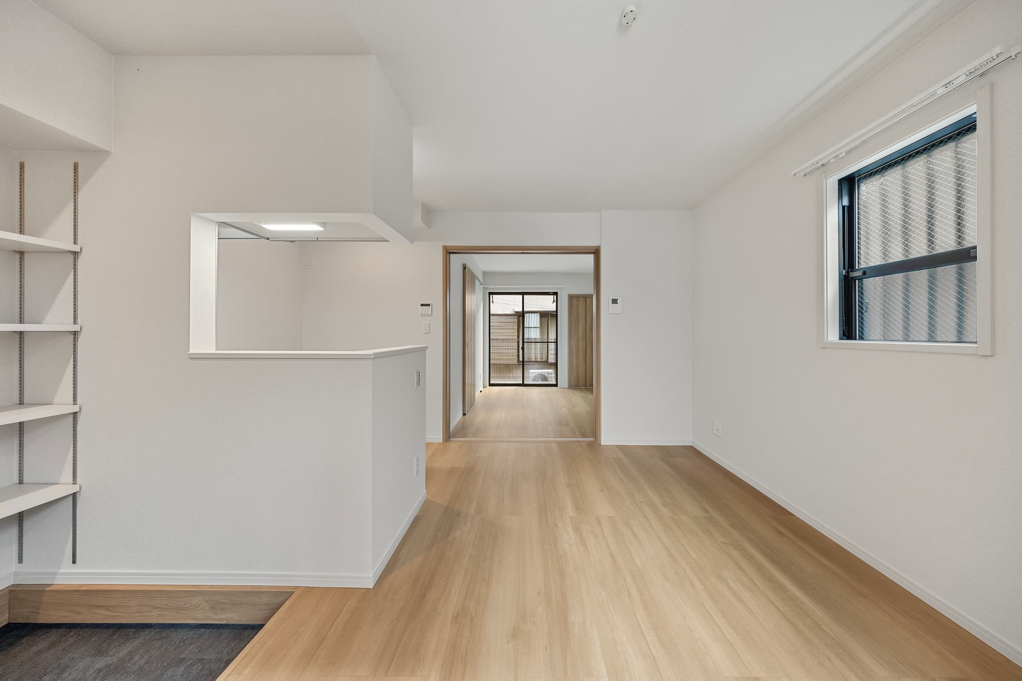 横浜の工務店による敷地をフル活用。個性豊かな空間設計が魅力的なアパート：DKから居室を望む