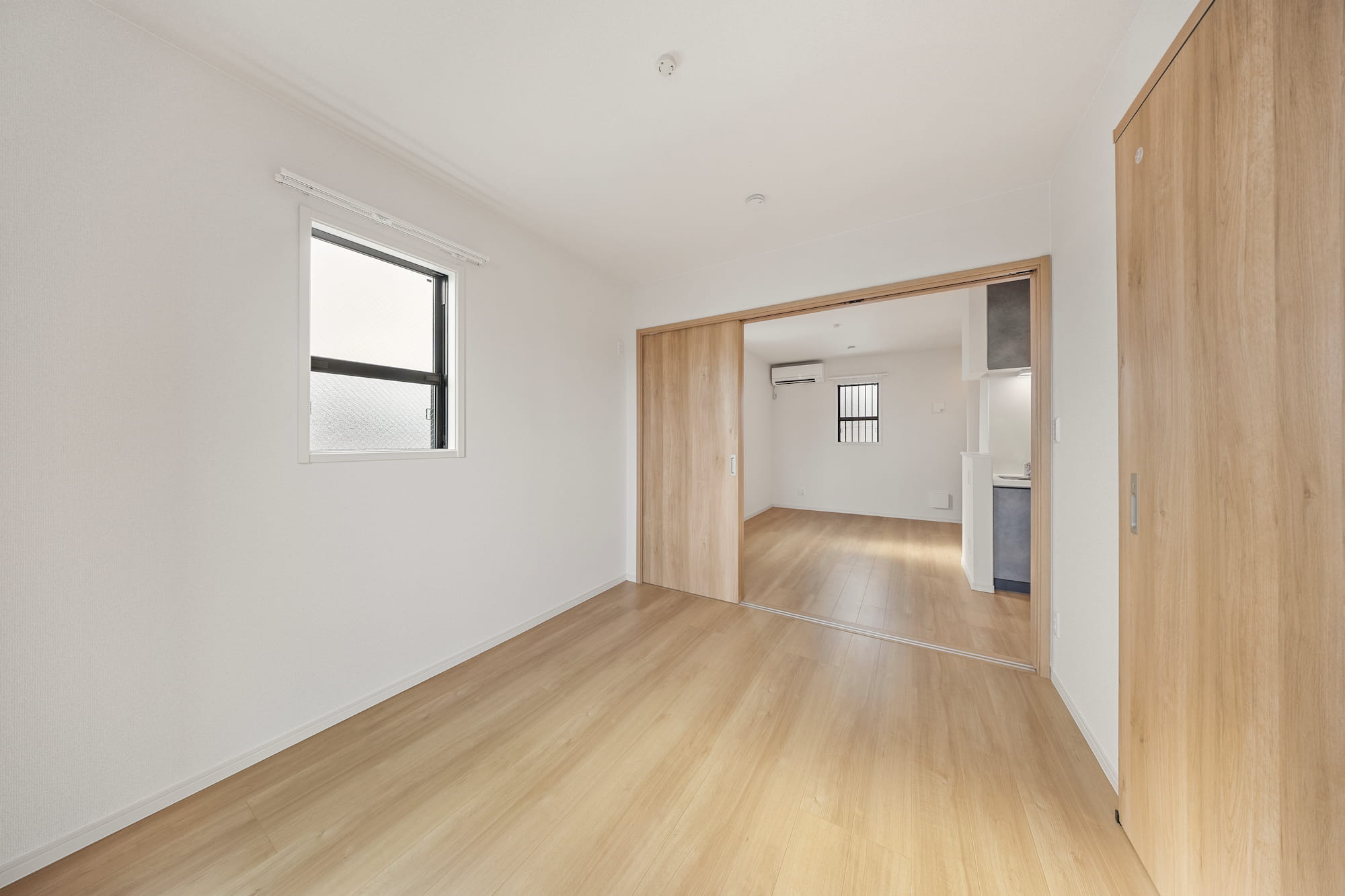 横浜の工務店による敷地をフル活用。個性豊かな空間設計が魅力的なアパート：居室からLDKを望む