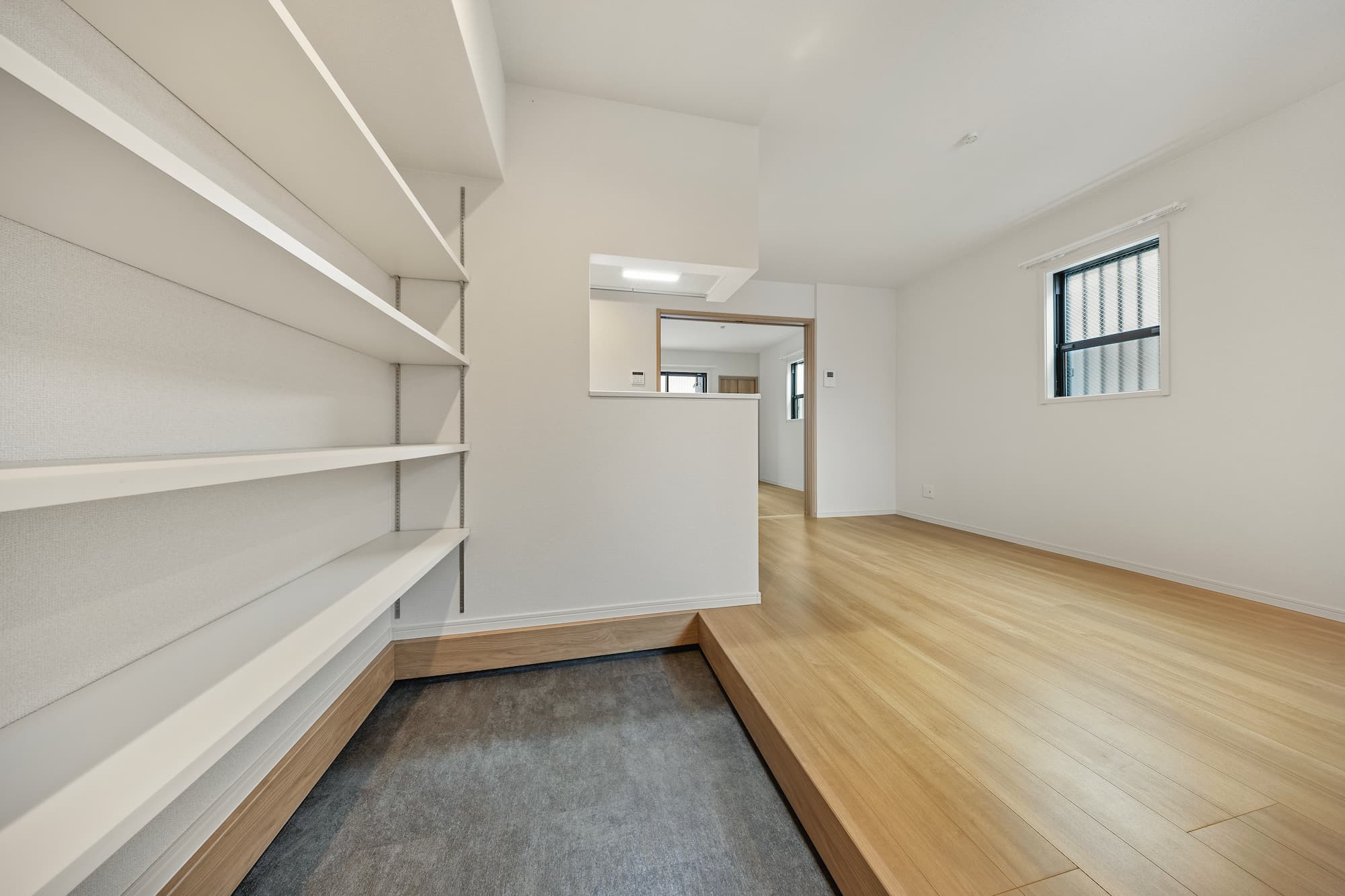 横浜の工務店による敷地をフル活用。個性豊かな空間設計が魅力的なアパート：広々とした玄関スペース