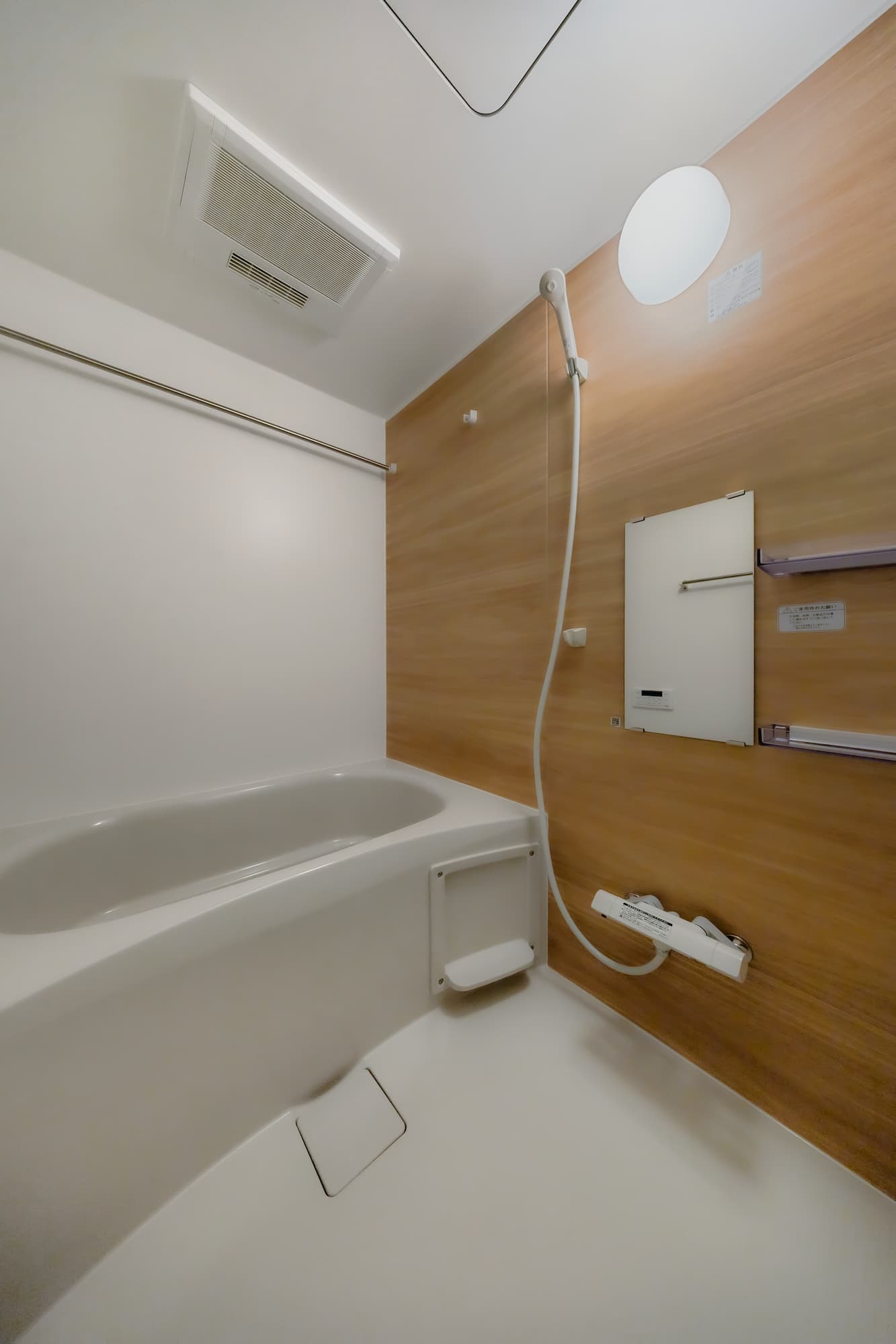 横浜の工務店による敷地をフル活用。個性豊かな空間設計が魅力的なアパート：木目の壁が印象的なユニットバス