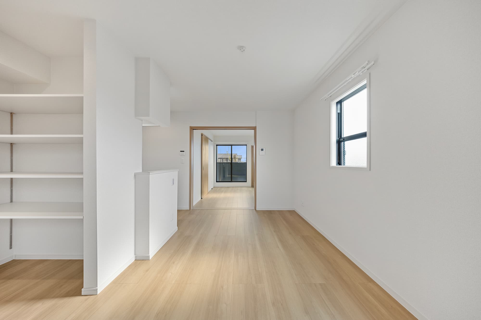 横浜の工務店による敷地をフル活用。個性豊かな空間設計が魅力的なアパート：LDKから居室のドアが開かれた景色