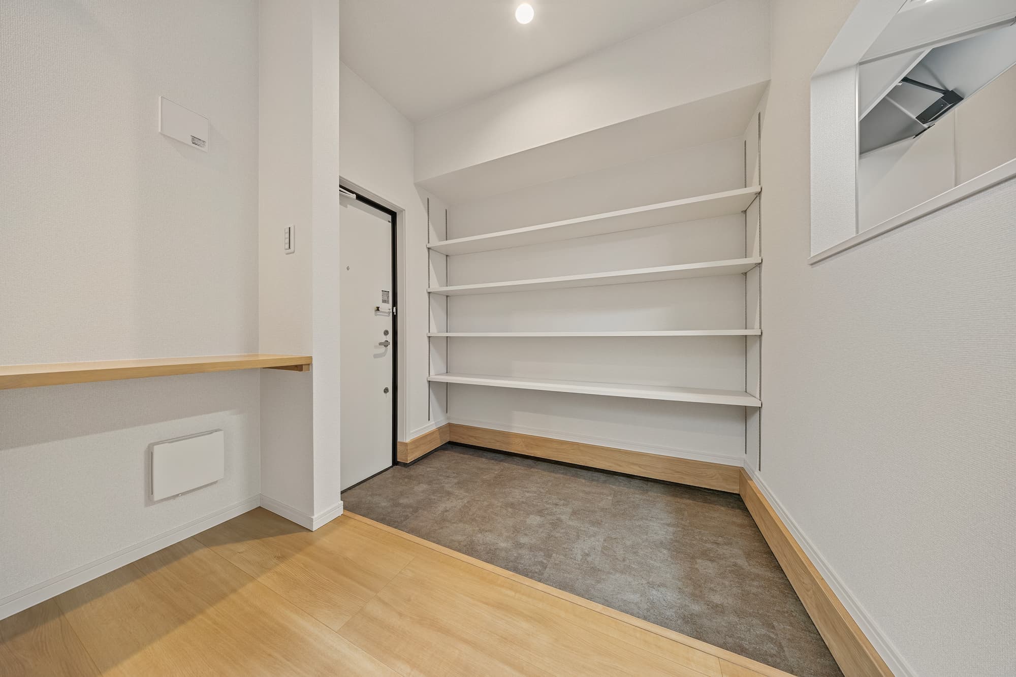 横浜の工務店による敷地をフル活用。個性豊かな空間設計が魅力的なアパート：広々とした玄関スペースに合わせて作られたストレージスペース