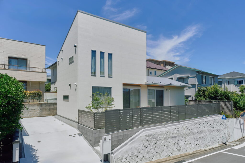 高台の土地に建つ落ち着く家
