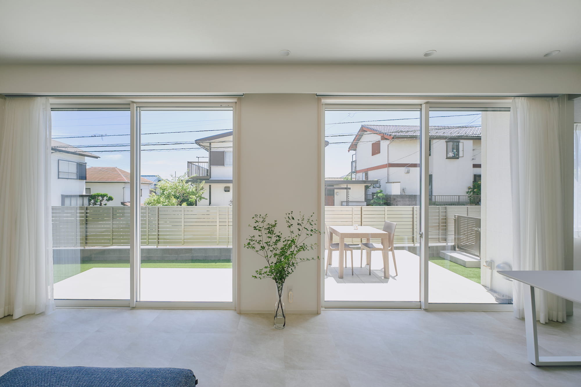 横浜の工務店による自然光を活用して心地よい日常を形にする、白い外観の住まい：カーテンを開いた開放的なLDK