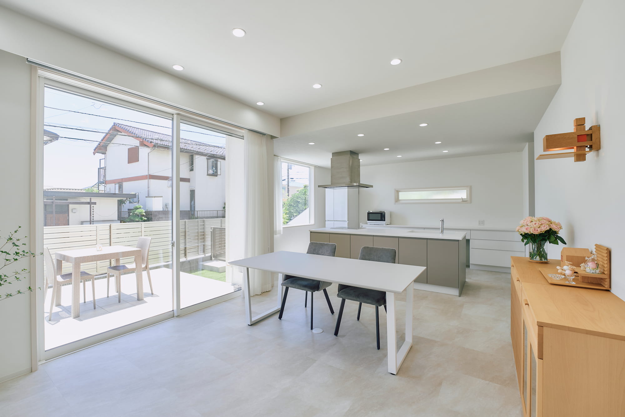 横浜の工務店による自然光を活用して心地よい日常を形にする、白い外観の住まい：ダウンライトが生み出す昼と夜で異なる魅力を放つLDK