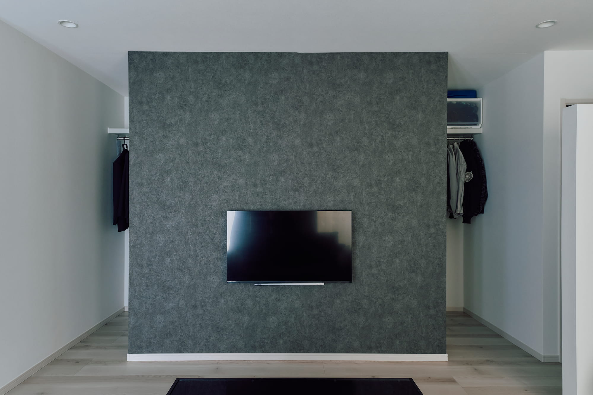 横浜の工務店による自然光を活用して心地よい日常を形にする、白い外観の住まい：アタールームを彷彿とさせる重厚な空間