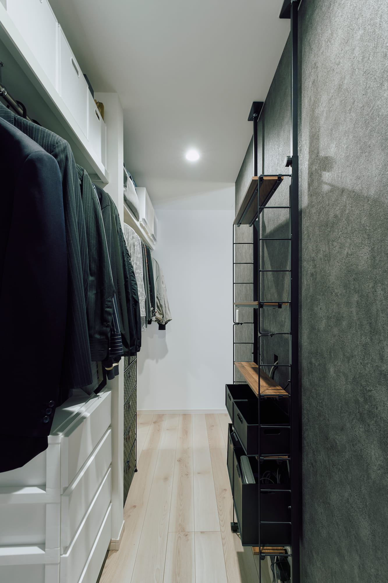 横浜の工務店による自然光を活用して心地よい日常を形にする、白い外観の住まい：大容量のウォークイン収納