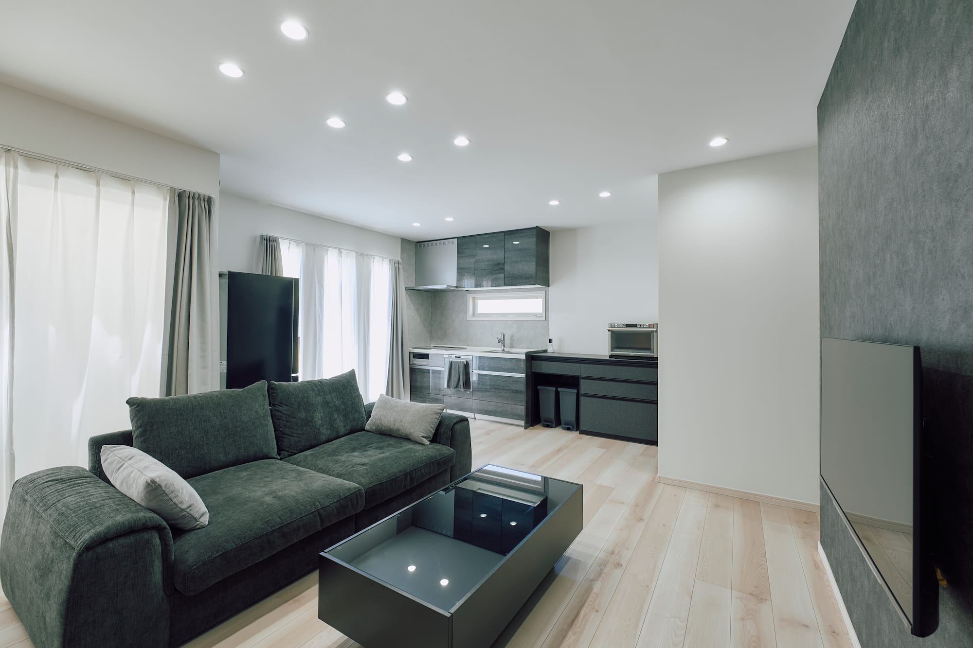 横浜の工務店による自然光を活用して心地よい日常を形にする、白い外観の住まい：意匠性に富んだモダンで洗練されたリビング空間