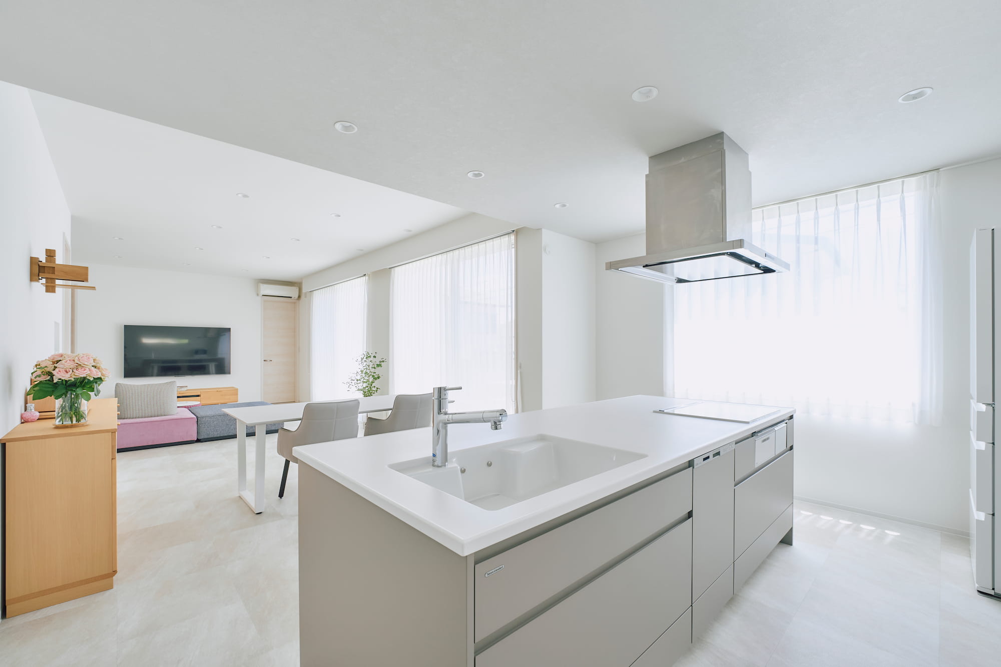 横浜の工務店による自然光を活用して心地よい日常を形にする、白い外観の住まい：シンプルで開放的なLDK