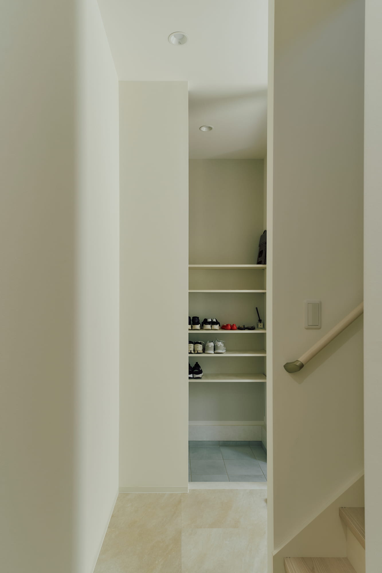 横浜の工務店による自然光を活用して心地よい日常を形にする、白い外観の住まい：光差し込む玄関スペース